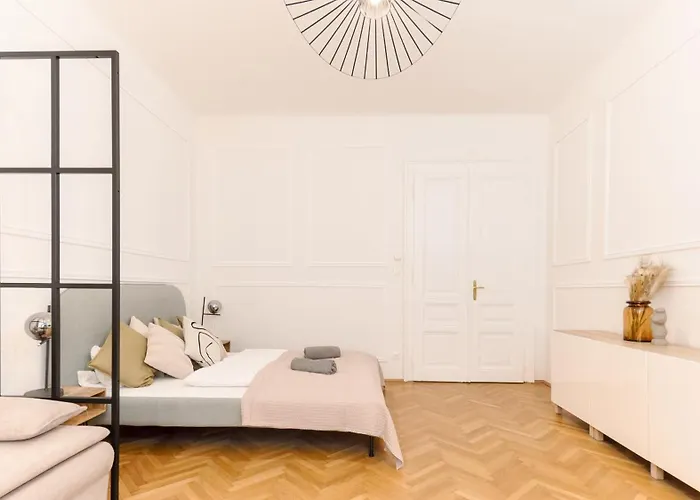 Expats And Relocation - Only Monthly - Near U1 Metro