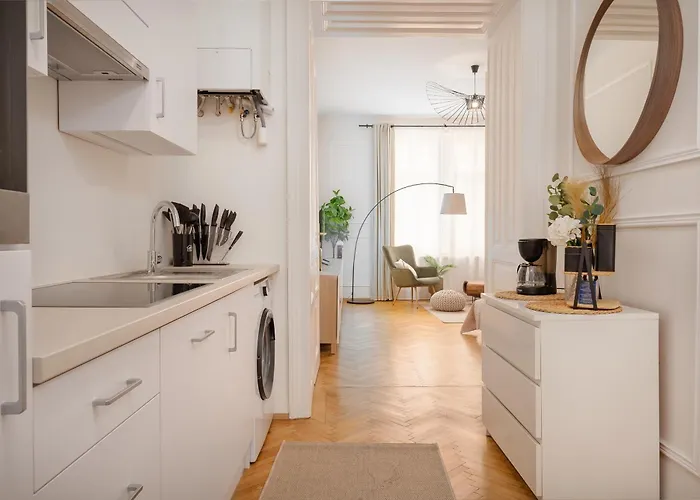 Expats And Relocation - Only Monthly - Near U1 Metro Apartman *