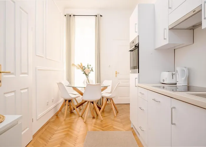 Expats And Relocation - Only Monthly - Near U1 Metro Apartman