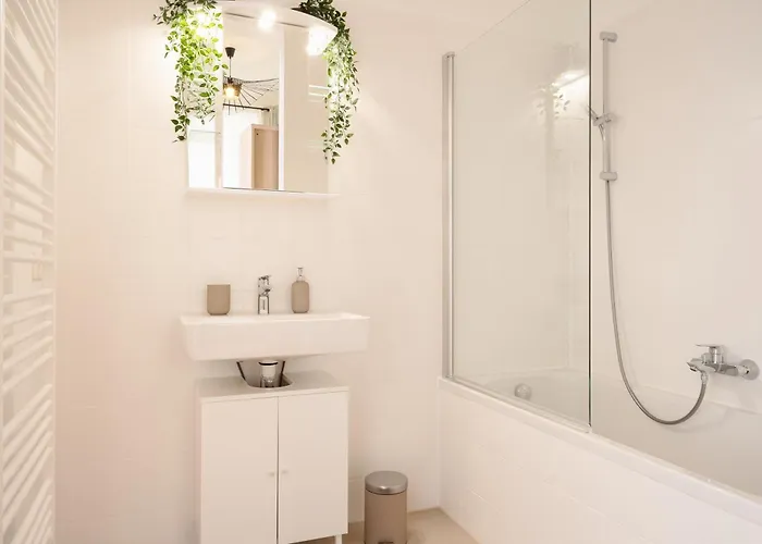 Expats And Relocation - Only Monthly - Near U1 Metro Apartman