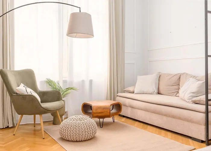 Expats And Relocation - Only Monthly - Near U1 Metro *