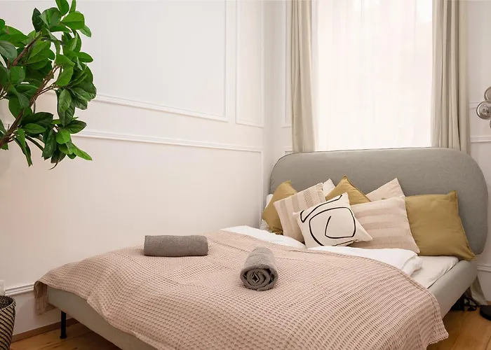 Expats And Relocation - Only Monthly - Near U1 Metro Apartman *