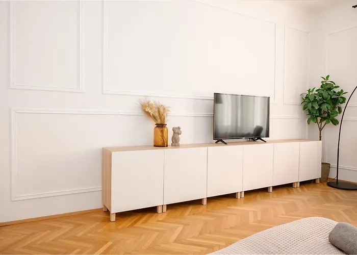 Expats And Relocation - Only Monthly - Near U1 Metro