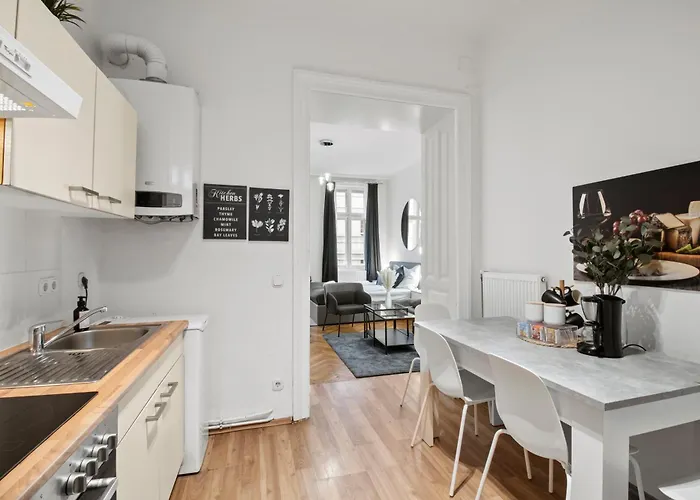 Expats And Relocation - Only Monthly - Near U1 Metro Apartman *