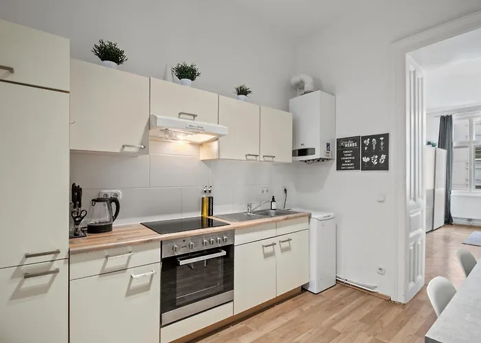 Expats And Relocation - Only Monthly - Near U1 Metro Apartman *